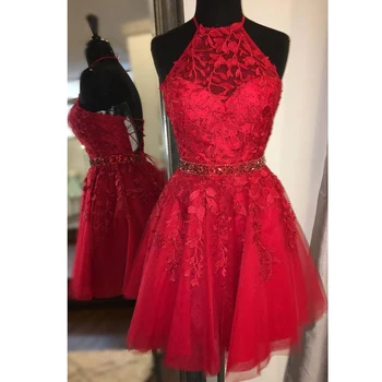 אדום הלטר הצוואר קצרה לנשף שמלות 2021 קו שרוולים מיני טול תחרה נשף מסיבת שמלת Ruched עם אפליקציות קריסטל