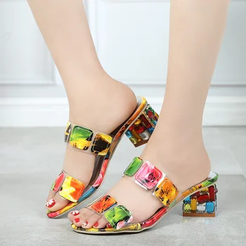 2023 צבעוני הקיץ החדש סנדלי נשים קיץ אופנה העקב עבה ריינו הורן אמצע העקב סנדלי גרסה קוריאנית סנדלים נעליים